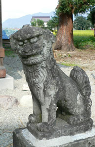 美佐島の諏訪神社拝殿前狛犬（阿）