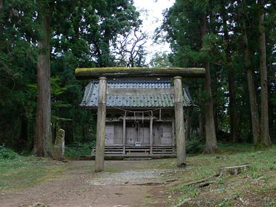 日吉神社三の鳥居と社殿