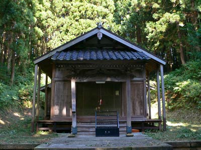 西山町伊毛の八幡神社拝殿