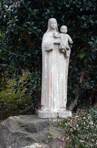 キリシタン塚のマリア像