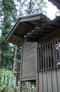 関川村湯沢の雷神社本殿
