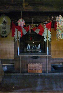 阿賀町上島の稲荷神社社殿内部