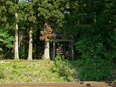 JR三川駅の近くに鎮座する山神社