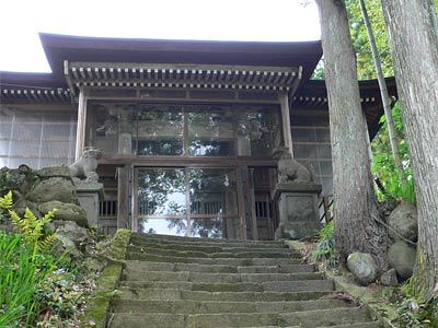 旧栃尾市菅畑の諏訪神社社殿見上げ