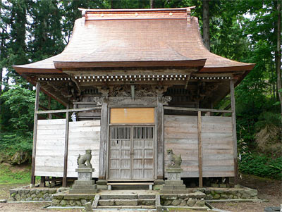 旧栃尾市赤谷の諏訪神社拝殿正面