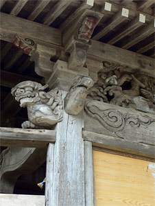 赤谷の諏訪神社拝殿向拝彫刻