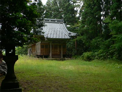 朝日村笹平の長津八幡神社社殿
