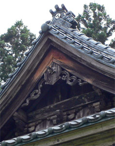 朝日村笹平の長津八幡神社拝殿屋根