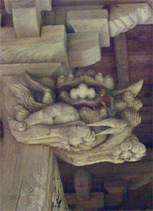出雲崎町尼瀬の稲荷神社向拝柱の木鼻