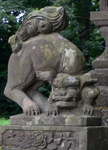 出雲崎町尼瀬の諏訪神社狛犬（左）