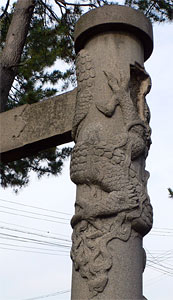 柏崎市松波の諏訪神社石鳥居の彫刻