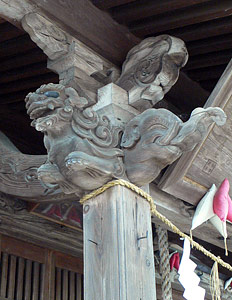 白新町の石動神社拝殿向拝柱の彫刻