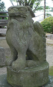 白新町の石動神社狛犬（阿像）