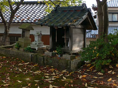 田上町吉田新田の神明神社の境内
