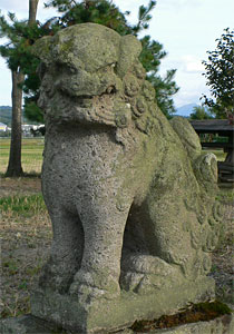 田上町坂田の諏訪宮日光社の狛犬（阿像）