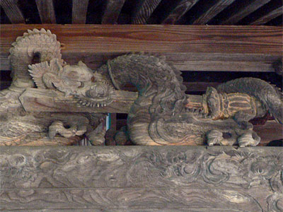 城北町の稲荷神社拝殿向拝部分の彫刻