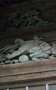 大手町の神明社拝殿の彫刻