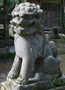 寺泊高内の白山社狛犬（阿像）