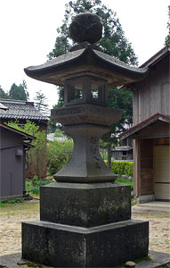 越路町西谷の若宮神社石灯籠