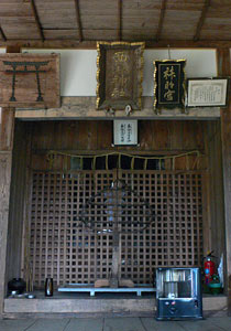 越路町西谷の石動神社拝殿内部