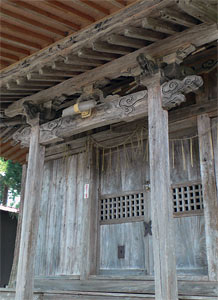 越路町千谷沢の小坂神社拝殿の向拝部分