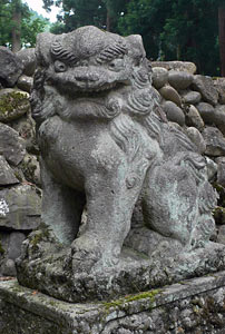 西野俣の弥彦神社狛犬（阿像）