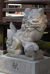 北黒川の八幡神社社殿狛犬（吽像）
