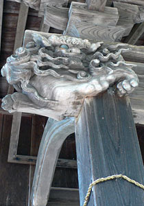 吉田新田の三社宮拝殿細部（左）
