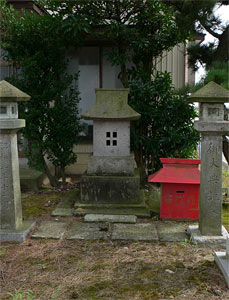 西白根の八幡神社旧跡石祠