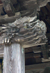 西白根の白根神社拝殿細部