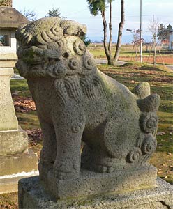 三島町瓜生の諏訪神社狛犬（阿像）