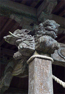 逆谷日吉神社社殿向拝木鼻（左）