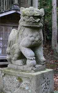 逆谷日吉神社拝殿前狛犬（吽像）