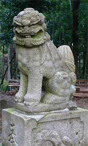 逆谷日吉神社拝殿前狛犬（阿像）