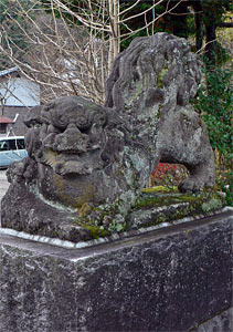 三島町逆谷の日吉神社参道の狛犬