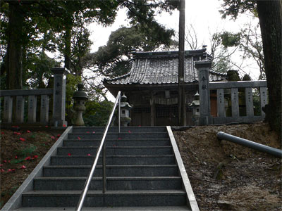 柏崎市緑町の諏訪神社の参道から社殿を見上げる