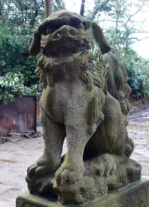 柏崎市緑町の諏訪神社狛犬（阿像）