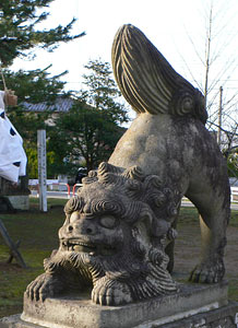 刈羽村割町新田の神明社狛犬（阿像）