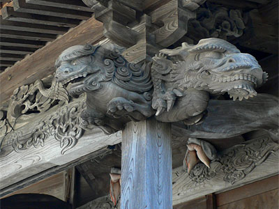 横道神社拝殿向拝柱（右）