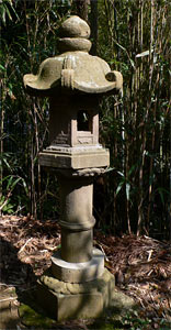 新発田市寺尾の神明社石動神社の灯籠