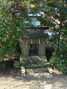 鷲ノ木新田の鹿島神社境内の小祠