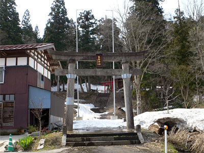 長岡市山古志種苧原の熊野神社参道入口
