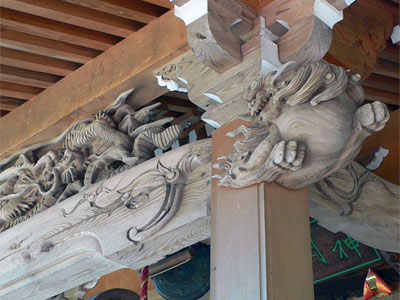 寺泊戸崎の神明神社拝殿向拝彫刻