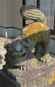 寺泊中曽根の諏訪神社狛犬（阿像）