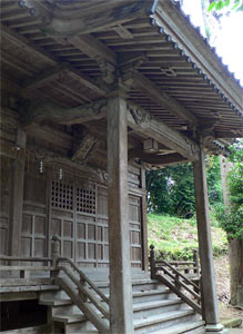 寺泊吉の八幡神社拝殿向拝部分