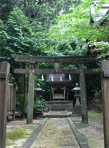 西奈彌羽黒神社境内の松尾神社