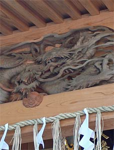 刈羽村上高町の若宮八幡社拝殿向拝部分の彫刻