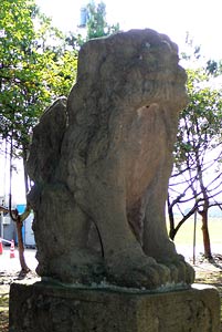 刈羽村新屋敷の諏訪神社狛犬（吽像）