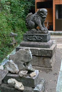 刈羽村西元寺の諏訪神社狛犬（吽像）