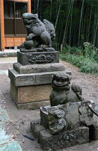 刈羽村西元寺の諏訪神社狛犬（阿像）